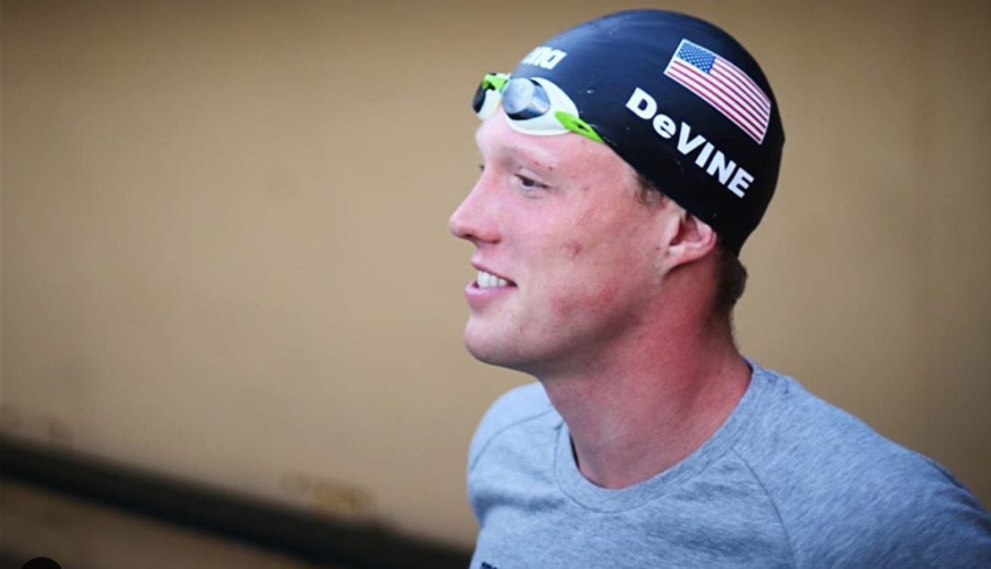 Abrahm Devine contro Stanford Swim Team: “Cacciato perché gay”