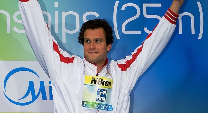 Markus Rogan infrange il record mondiale per la nuotata più lunga sotto il ghiaccio.