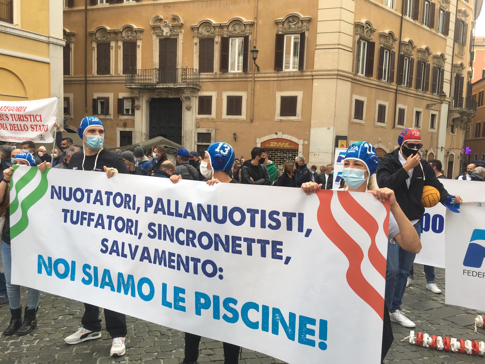 Un tuffo senz’acqua: è in corso la manifestazione in Piazza Montecitorio a Roma.