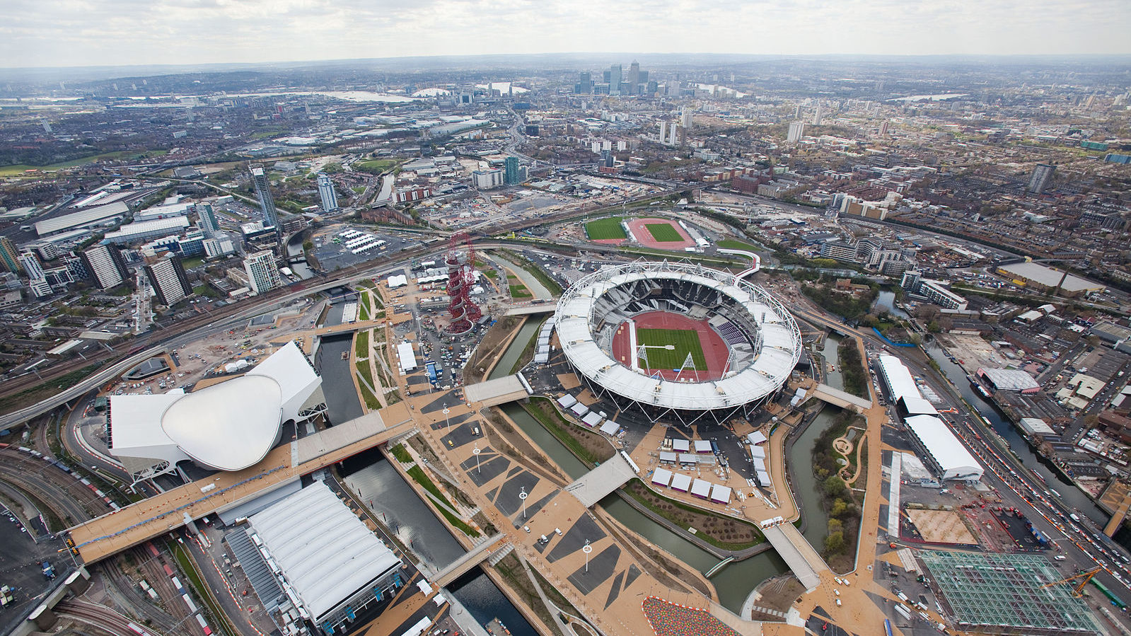 Un giardino commemorativo delle vittime del Covid-19 nel parco olimpico di Londra 2012