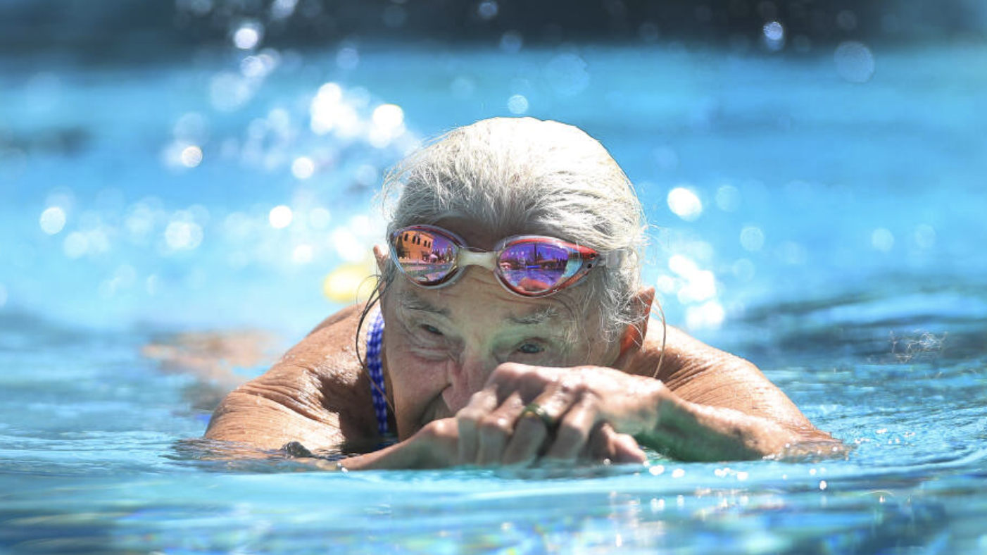 Scopri di più sull'articolo Gail Peters, 91 anni trascorsi in acqua: “Il segreto per una lunga vita? Mantenersi attivi”