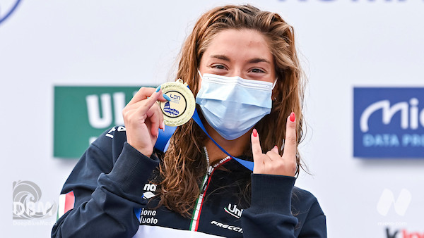 Scopri di più sull'articolo EuroJunior Day 3. 100 dorso: Erika Gaetani d’Oro (1.00.68). 100 rana: Simone Cerasuolo al bronzo (1.01.56).100 stile libero: David Popovici 47.30 WRJ, miglior crono mondiale. 4×100 mista mixed, Italia squalificata.