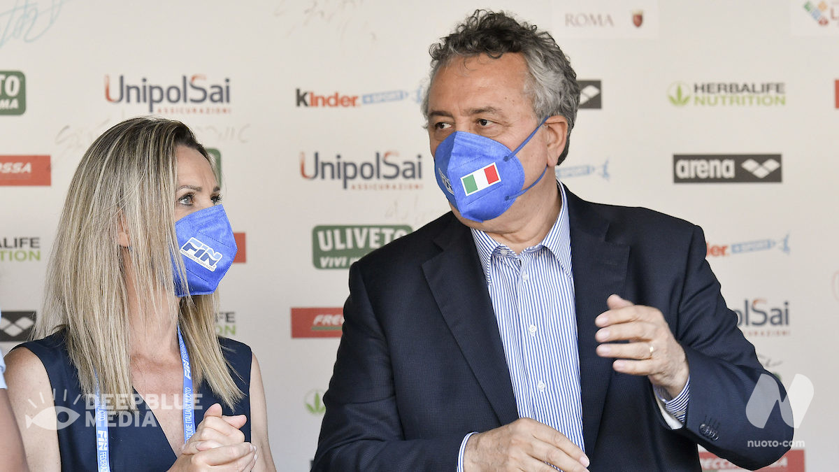 Allentamento delle restrizioni in piscina, da 7 a 5 metri quadri a persona. Barelli ringrazia Vezzali. Ma non basta.