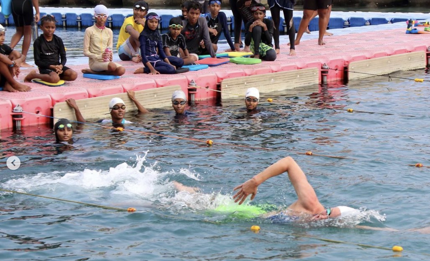 Scopri di più sull'articolo Sarah Sjoestroem alle Maldive tiene un clinic per i giovani nuotatori del luogo