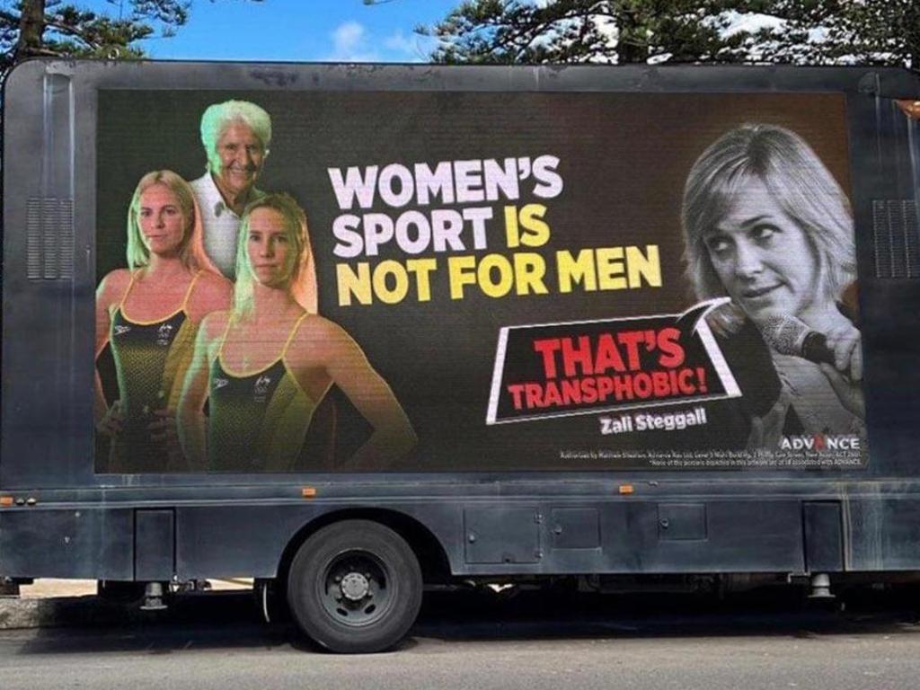 Scopri di più sull'articolo Emily Seebohm, Emma McKeon e Dawn Fraser in un poster contro l’inclusione delle donne trans nello sport