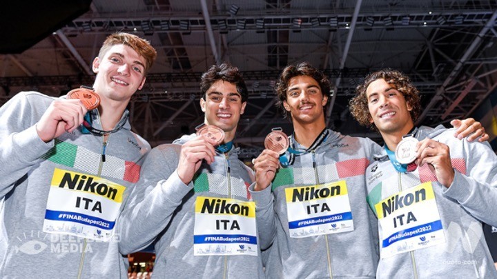 Scopri di più sull'articolo Budapest 2022. Giorno 1. Bronzo per la 4X100 stile libero maschile. De Tullio quinto nei 400 stile libero. 50 farfalla: Thomas Ceccon ancora al RI (23.79). 100 rana: Martinenghi in finale con il primo tempo (58.46).