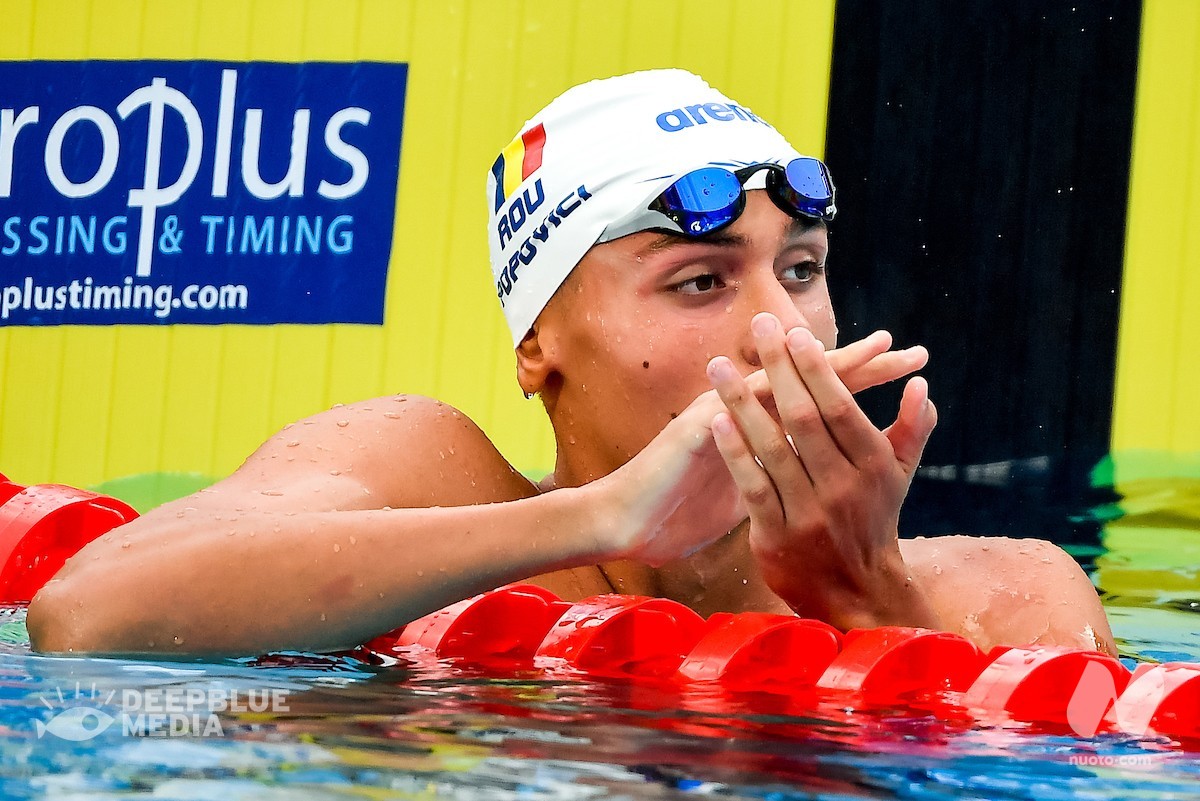 David Popovici dona l’Oro mondiale dei 200 stile libero per aiutare i bambini affetti da cancro. VIDEO