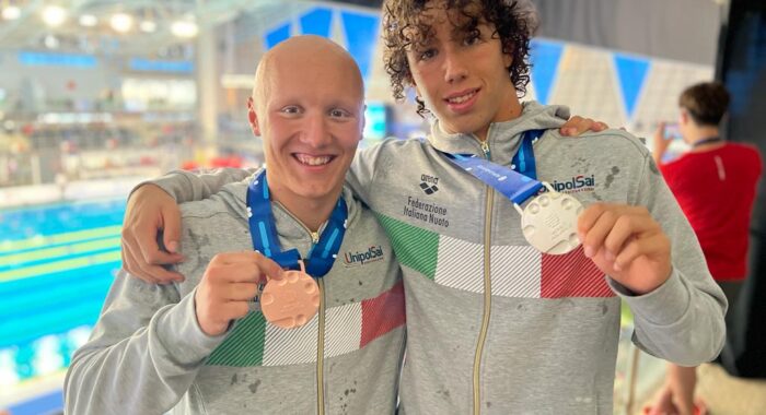 WCJ Netanya 2023. (Day 1). Alessandro Ragaini d'argento e Filippo Bertoni al bronzo nei 400 stile libero. Ai piedi del podio le due staffette.