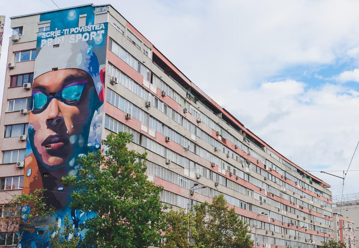 Scopri di più sull'articolo Il volto di David Popovici su un edificio di Bucarest.